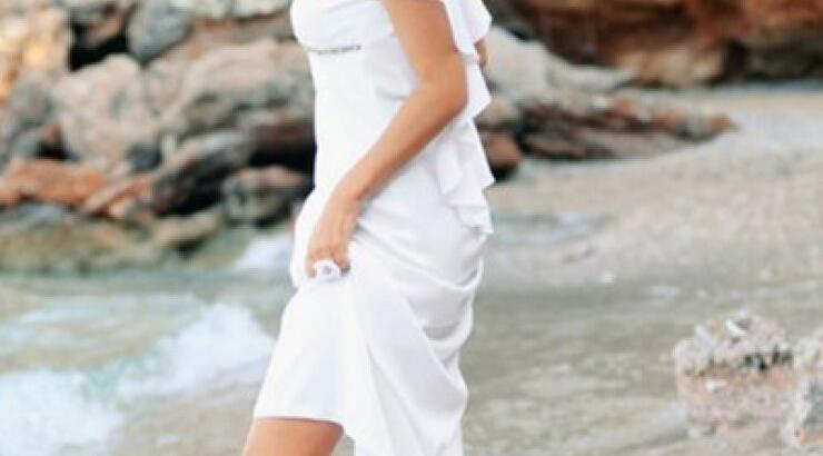 Δείτε την Ελένη Μενεγάκη να κάνει ηλιοθεραπεία στην Άνδρο χωρίς ρετούς! [βίντεο]