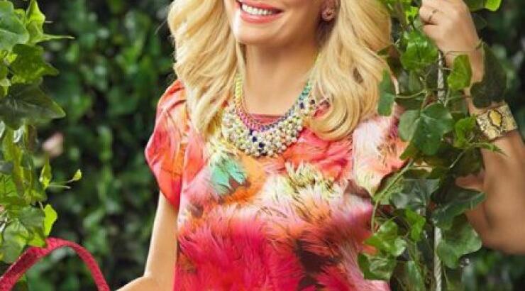 Ελένη Μενεγάκη: Συνεργάτης της βρέθηκε κάτω από το φόρεμά της! [βίντεο]