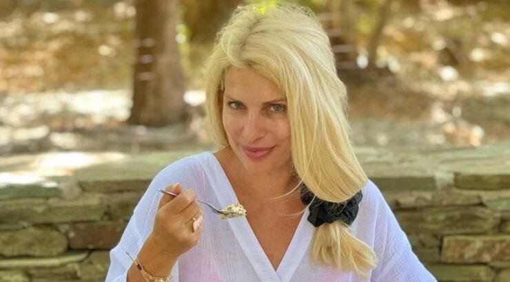 Ελένη Μενεγάκη: Οι αρετουσάριστες φωτογραφίες από παραλία της Άνδρου!