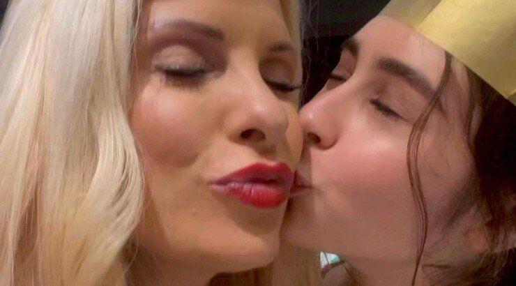 Η Λάουρα Λάτσιου έγινε 17 και η Ελένη Μενεγάκη της ευχήθηκε on air! [βίντεο]