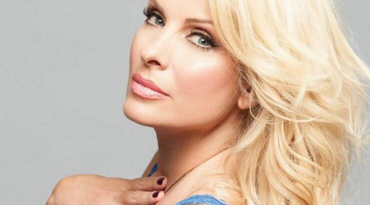 Ελένη Μενεγάκη: Η αντίδρασή της στις ευχές των δημοσιογράφων για το γάμο της