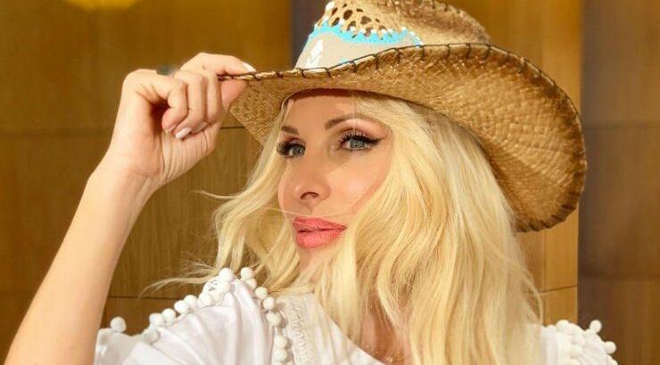 Ελένη Μενεγάκη: Οι πρώτες εικόνες από τις διακοπές της και ο "κρυμμένος παράδεισος" στα Άχλα!