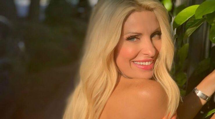 Ελένη Μενεγάκη: Ποζάρει στην Άνδρο με το καπέλο και την τσάντα της μικρής Μαρίνας! [εικόνα]