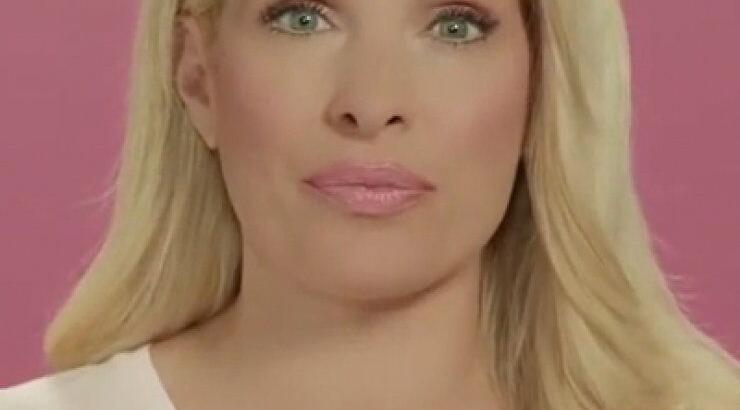 Η Ελένη Μενεγάκη στέλνει μήνυμα κατά του καρκίνου του μαστού [βίντεο]