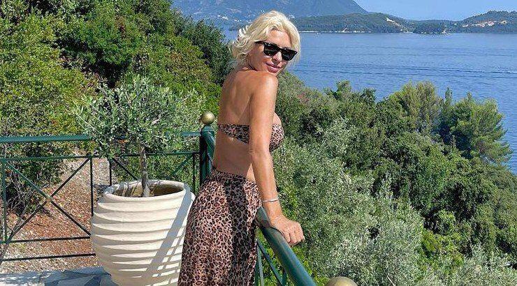 Πέντε στιγμιότυπα της Ελένης Μενεγάκη από τις διακοπές της με φουσκωτό! [εικόνες]