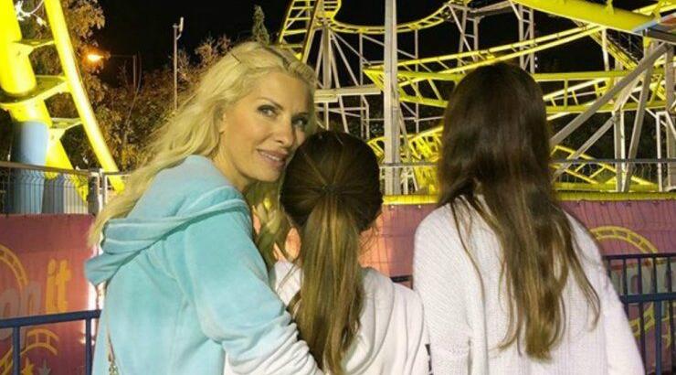 Ελένη Μενεγάκη: Δημόσια έξοδος με την κόρη της Λάουρα