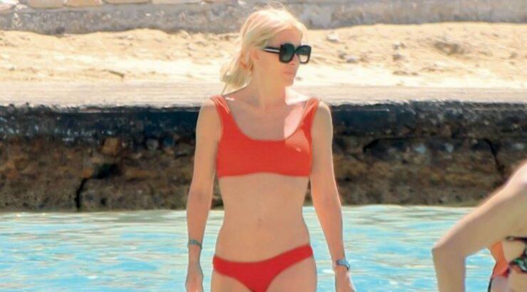 Ελένη Μενεγάκη: Οι νέες φωτογραφίες από τις διακοπές της με τον σύζυγό της στην παραλία!