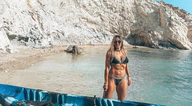 Ελένη Πετρουλάκη: Σε παραλία της Κρήτης με τις τέσσερις πανέμορφες κόρες της! [εικόνες]