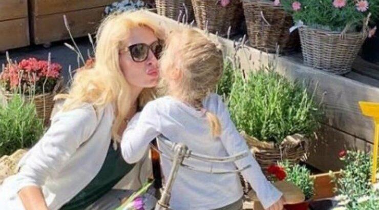 Ελένη Μενεγάκη: Τραγούδησε on air το αγαπημένο τραγούδι της Μαρίνας της