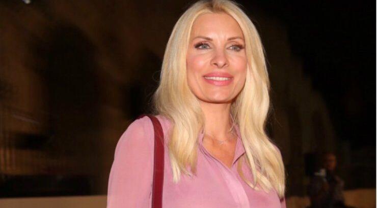 Η Ελένη Μενεγάκη μας υπενθύμισε πόσο στιλάτος είναι αυτός ο χρωματικός συνδυασμός