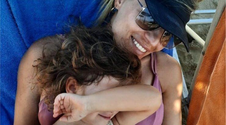 Ελεονώρα Μελέτη: Αγκαλιασμένες με την κόρη της αγναντεύουν τη θάλασσα [εικόνα]