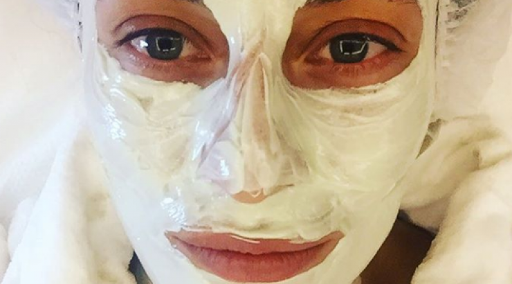 Αναγνωρίζετε την πασίγνωστη Ελληνίδα παρουσιάστρια;