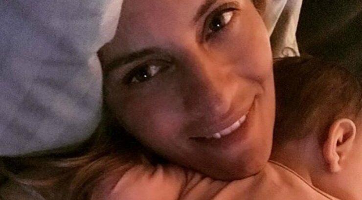 Ελεονώρα Μελέτη: Μαζί με την κόρη της στη χιονισμένη αυλή του σπιτιού της 