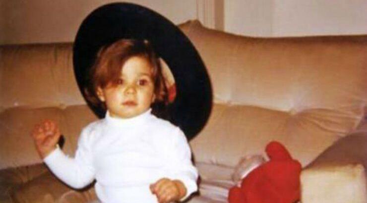 Ποια πασίγνωστη Ελληνίδα τραγουδίστρια είναι η εικονιζόμενη; 