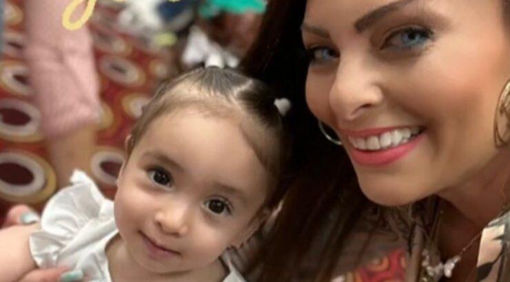 Έλια Ιωαννίδου: Πώς αντέδρασε η ενάμιση έτους κόρη της Αμελί όταν την είδε στο θέατρο [βίντεο]