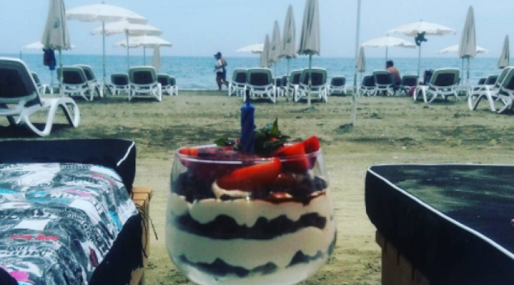 Επώνυμη Κύπρια γιόρτασε τα γενέθλια της στην παραλία!