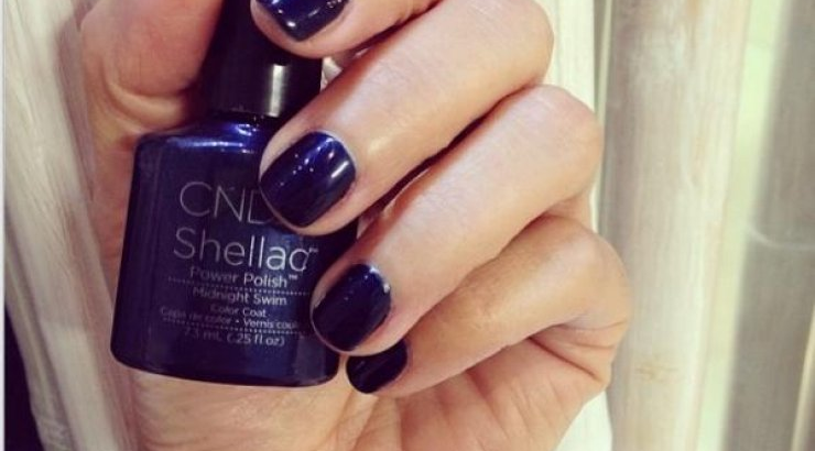 Ποια τραγουδίστρια έβαψε τα νύχια της με αυτό το χρώμα;