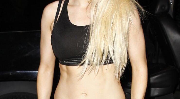 Διάσημη τραγουδίστρια βγάζει έξω τους κοιλιακούς της [εικόνες]