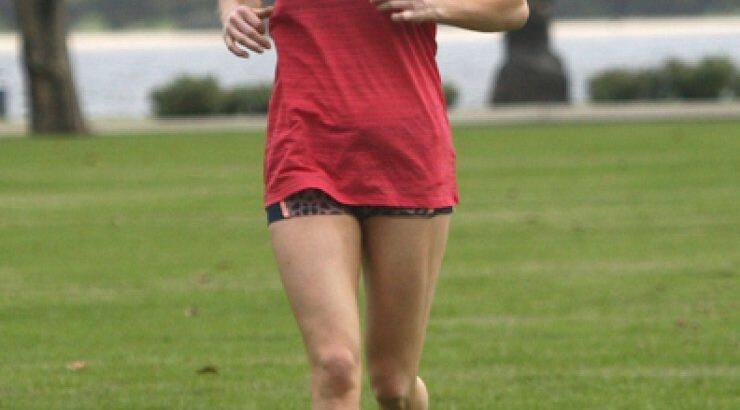 Ποια γνωστή τραγουδίστρια γυμνάζεται στη μέση του πάρκου; [εικόνες]