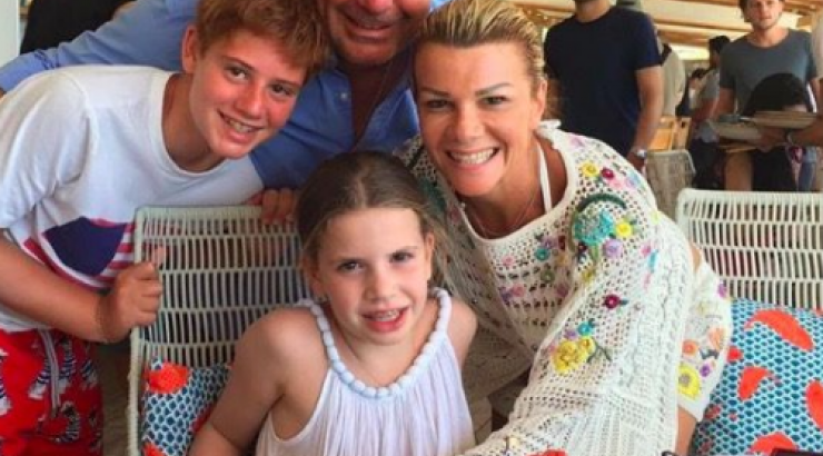 Έλσα Αναστασιάδη – Γιάννης Λούτσιος: Με τα παιδιά τους για σκι στην Αράχωβα!