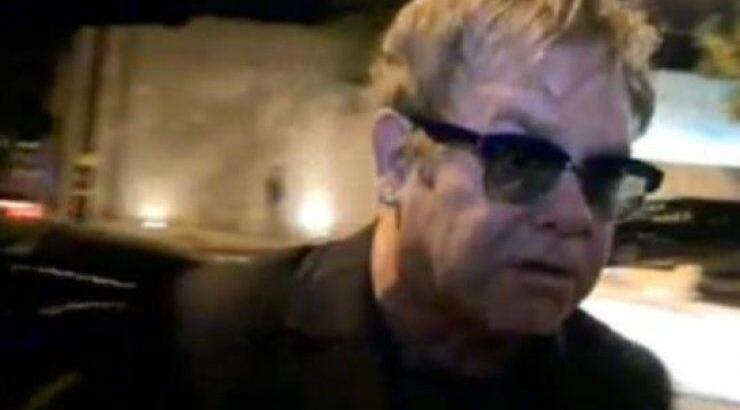 Άγρια επίθεση του Elton John σε τηλεοπτικά συνεργεία και φωτογράφους [video]