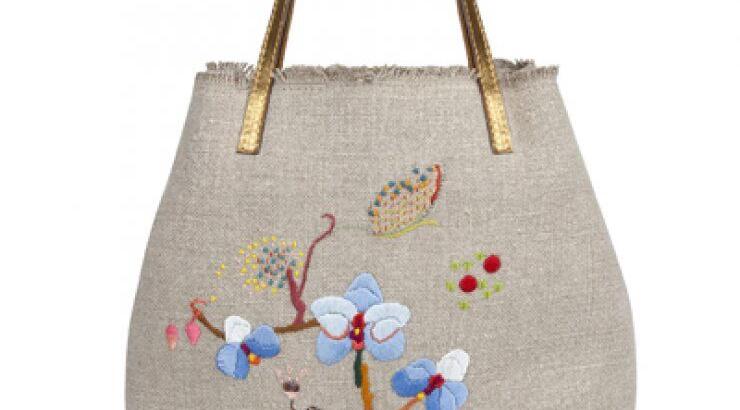 Οι τσάντες της Carolina Herrera  γεμίζουν λουλούδια 