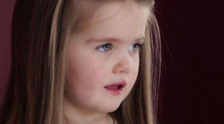 Συγκινητικό: 3χρονο κοριτσάκι κόβει τα μαλλιά του για τους καρκινοπαθείς [βίντεο]