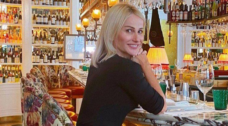 Έμιλυ Γιολίτη: Με natural hair color... στην κάλπη [εικόνα]