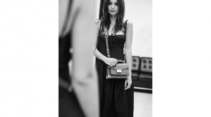 H Emily Ratajkowski σχεδιάζει τη πρώτη της συλλογή από τσάντες