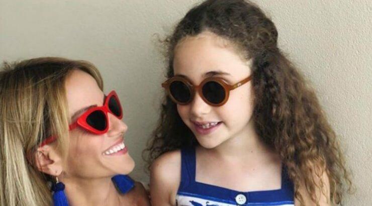Η Έμιλυ Γιολίτη και η κόρη της ποζάρουν από τη Ρώμη με το ίδιο φόρεμα!