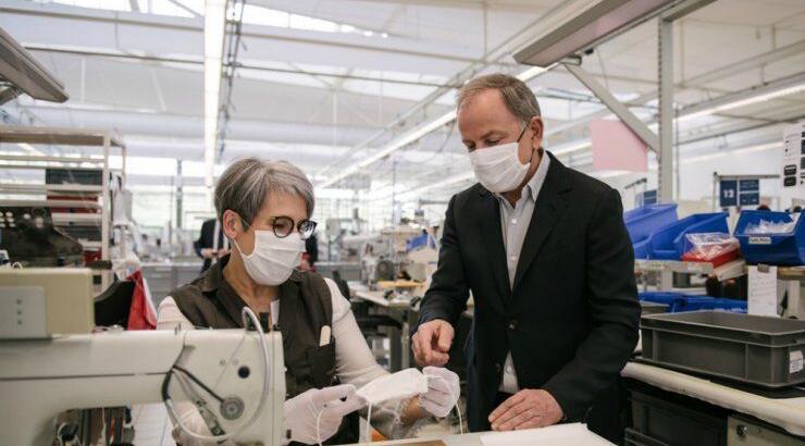 Ο οίκος Louis Vuitton ανοίγει τα εργοστάσια του άλλα όχι για να φτιάξει ρούχα