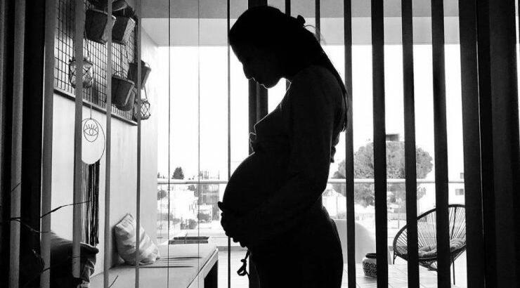 Γνωστό τηλεοπτικό πρόσωπο του νησιού αποκάλυψε πως το τριών ημέρων μωρό της νόσησε από κορωνοϊό!