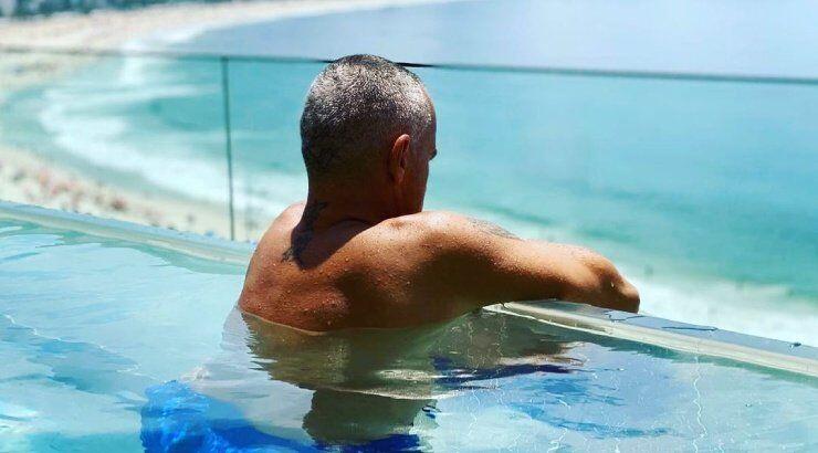 Γοητευτικός τραγουδιστής έγινε... παππούς 