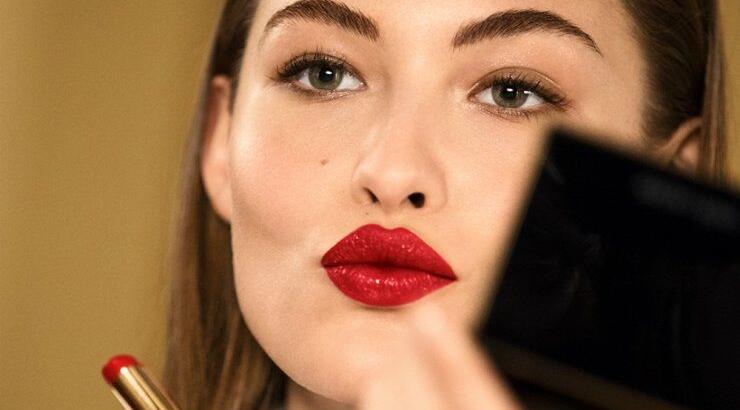 Η νέα συλλογή κραγιόν της Estee Lauder προσφέρει έντονο χρώμα και απίστευτη εφαρμογή