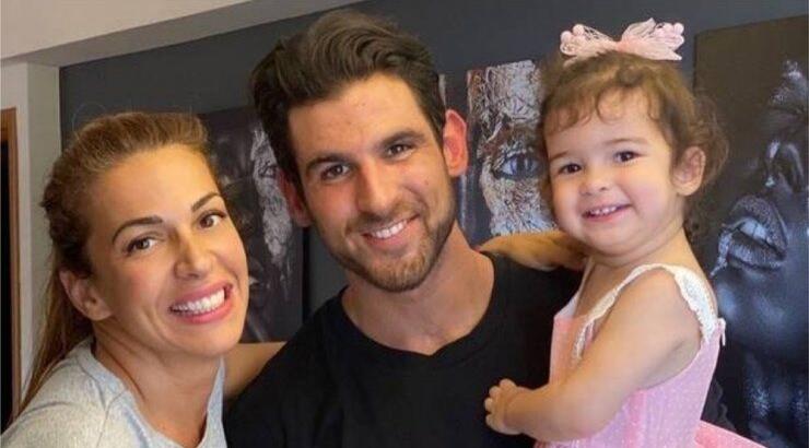 Ελένη Χατζίδου: Η συγκινητική on air έκπληξη που επιφύλασσε στον σύζυγό της και ο ρόλος της κορούλας τους [βίντεο]