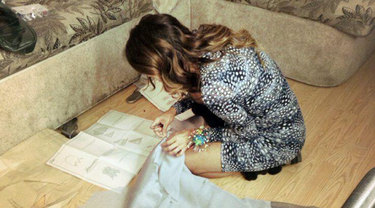 Δείτε διάσημη ηθοποιό να ράβει τα ρούχα της!