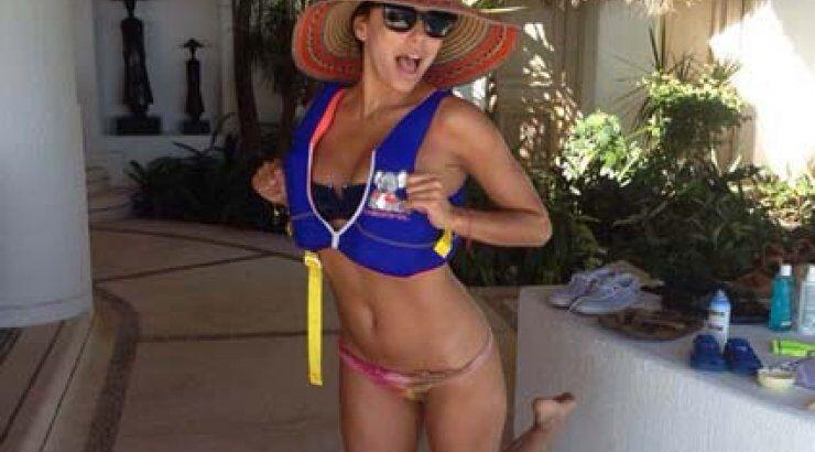 Η Eva Longoria εύχεται ‘’Χρόνια πολλά’’ μόνο…με το bikini της [φωτογραφία]