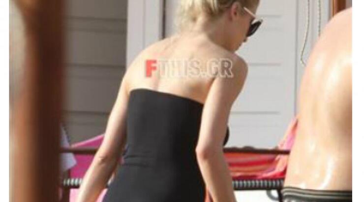 Ευαγγελία Αραβανή: Με νεαρό άνδρα στη παραλία