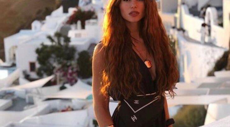 Η Έβελυν Καζαντζόγλου κάνει διακοπές στη Σαντορίνη και φόρεσε το πιο αποκαλυπτικό μαγιό! [εικόνα]