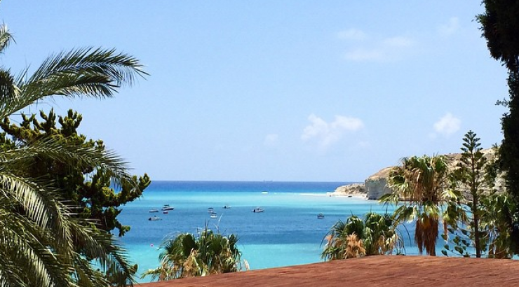 Ποια παρουσιάστρια της κυπριακής τηλεόρασης απολαμβάνει αυτό το τοπίο;