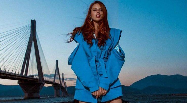 Μάθε που μπορείς να βρεις το total denim outfit της Έβελυν Καζαντζόγλου