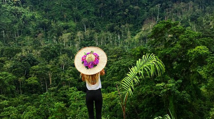 Ποια παρουσιάστρια στην κυπριακή τηλεόραση απολαμβάνει αυτή τη θέα;