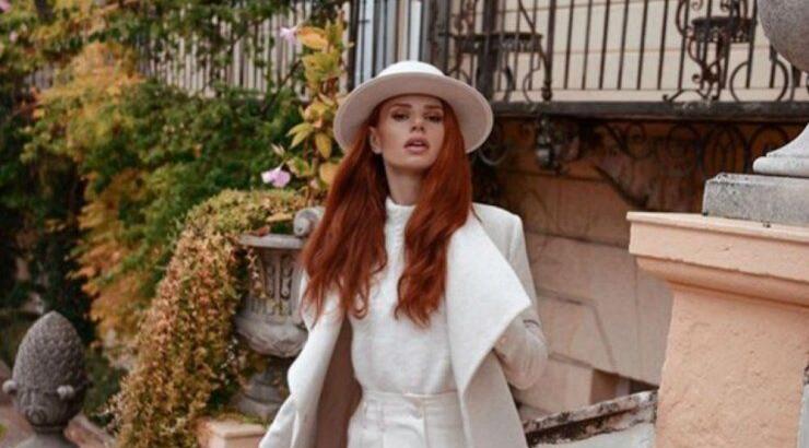 Έβελυν Καζαντζόγλου: Μας έβαλε στο κομψό σαλόνι του σπιτιού της!