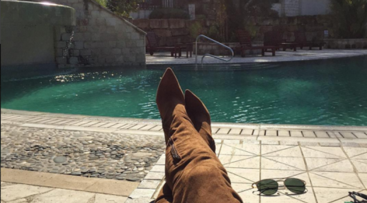 Παρουσιάστρια στην κυπριακή τηλεόραση αναστατώνει το διαδίκτυο με τα καλλίγραμμα πόδια της!