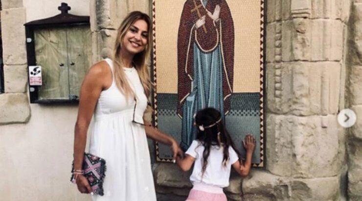 Κωνσταντίνα Ευριπίδου: Δείτε τη μικρή Αριάδνη να φτιάχνει κουλουράκια με τη γιαγιά της 