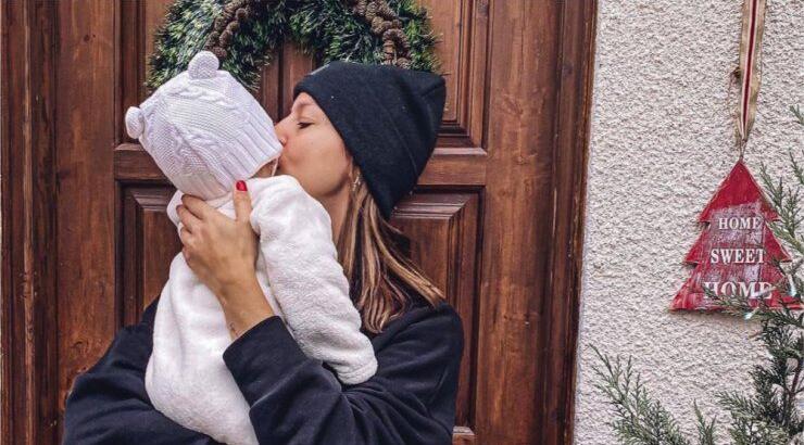 Super cute! Η Κωνσταντίνα Ευριπίδου γυμνάζεται στο έδαφος αγκαλιά με τον μικρό Νίκο! [βίντεο]