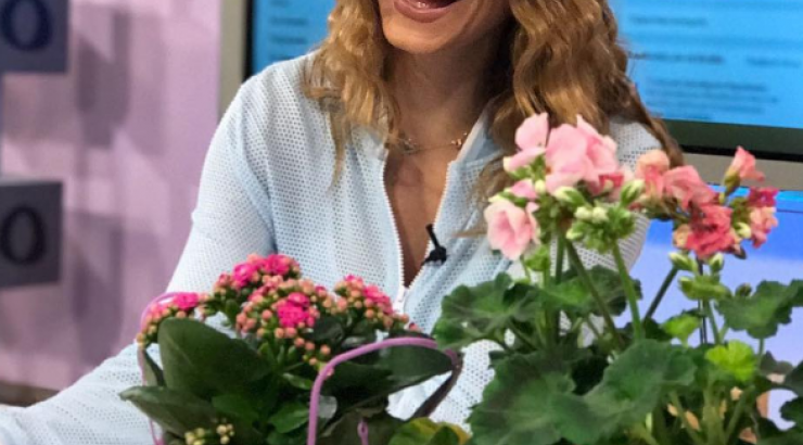 Σε τρελά κέφια η Κωνσταντίνα Ευριπίδου! Ο σέξι χορός της στην έναρξη της εκπομπής της! [βίντεο]