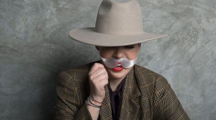 H Κωνστάντια Δημητριάδου φόρεσε το βραχιόλι-μουστάκι του Movember Cyprus