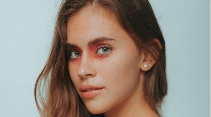 Πέντε κανόνες για να βγάλεις μόνη τα φρύδια σου 