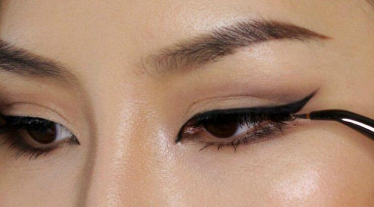 Με αυτό το κόλπο θα βάζεις τέλεια και πανεύκολα το eyeliner σου [βίντεο]
